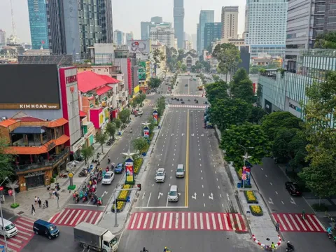 Đường Lê Lợi khoác 'áo mới', bừng sáng đúng ngày Giáng sinh