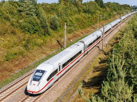 Vingroup vừa rút đề xuất đầu tư đường sắt tốc độ cao Bắc Nam, cổ phiếu lập tức đồng loạt 'nằm sàn'