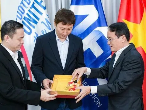 HLV Kim Sang Sik và tấm huy chương 33 chỉ vàng 24K có giá hơn 500 triệu đồng