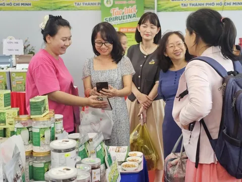 Hàng trăm đặc sản 3 miền hội tụ tại TP.HCM để người dân sắm Tết sớm