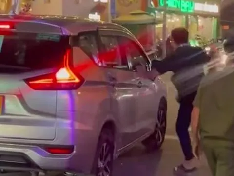 Tài xế yêu cầu khách nôn hỗ trợ 400.000 đồng phí rửa xe: Bị đánh, đạp gãy kính chiếu hậu