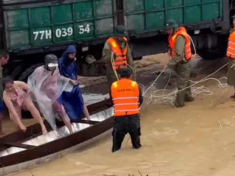 Dân bất ngờ vì 'chú bộ đội' cứu dân trong lũ dữ là Bí thư Tỉnh ủy