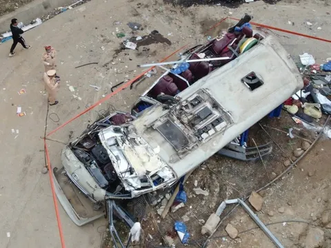 Vụ lật xe làm 9 người chết ở Lào Cai: Đoàn thiện nguyện Bếp Củi trên đường đi nấu ăn cho trẻ