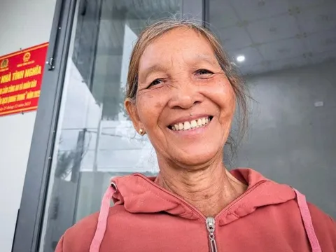 Một tháng 'thần tốc' dựng mái nhà ở những ngôi làng tan hoang, nụ cười của dân ấm lại