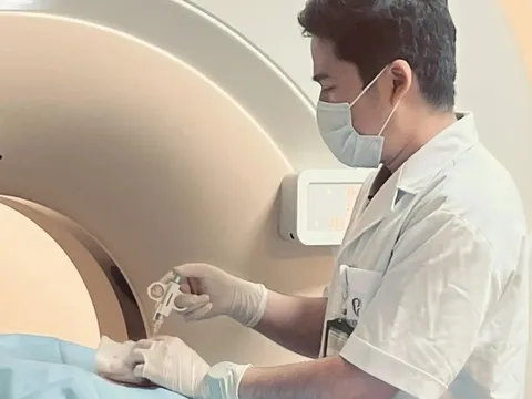 Chữa ung thư bằng tuyệt thực 3 tuần để "bỏ đói" khối u, người đàn ông suy kiệt nặng