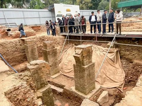 Đào đất, người dân Việt Nam đụng trúng vật hình trụ dày 4m màu vàng lạ, chuyên gia xác nhận báu vật lớn nhất lịch sử