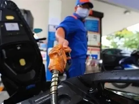 Chốt năm 2025, giá xăng xuống dưới 19.000 đồng/lít