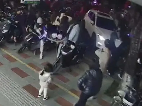 Ô tô mất lái đâm loạt xe máy và người đi xem pháo hoa giao thừa Tết dương lịch