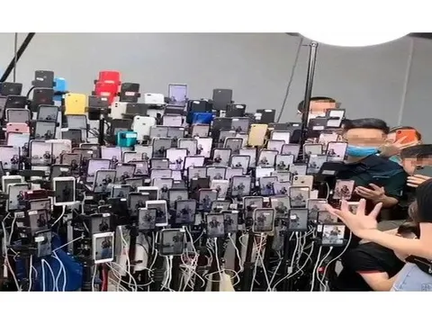 Phát hiện một căn nhà có 26.000 chiếc điện thoại phát sáng chạy 24/7: Cảnh sát tiết lộ bí mật động trời về 32 tỷ đồng