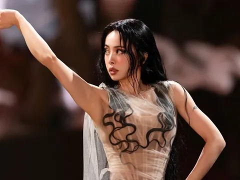 Thái Y Lâm mang heo vàng, trăn khổng lồ, tung 'mưa tiền' trên sâu khấu concert