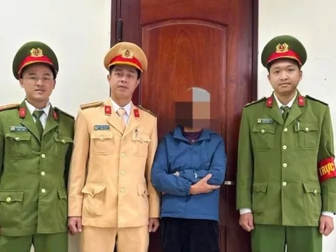 Đứng trước mặt công an nhưng vẫn quyết chuyển khoản 112 triệu đồng cho lừa đảo