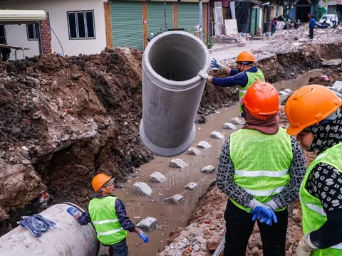 Công nhân 'đội' rét 13 độ hối hả thi công đường vành đai 1 xuyên ngày nghỉ lễ