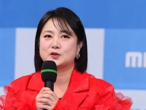 Park Na Rae bị tố quan hệ tình dục trên ô tô khi có quản lý đi cùng