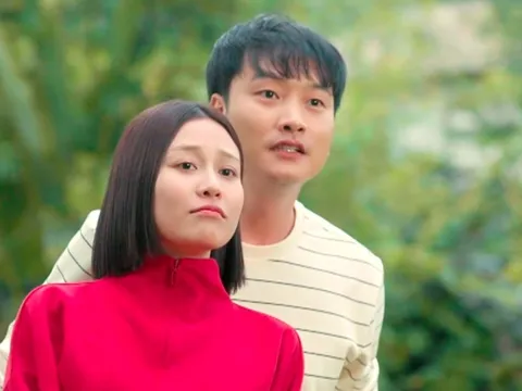 Cách em 1 milimet, Gia đình trái dấu: Cặp đôi vàng lãng mạn đến lãng xẹt