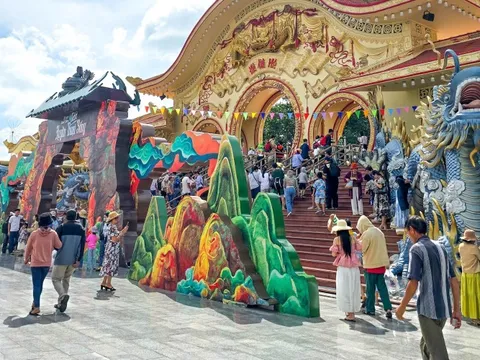 Nhiều điểm vui chơi đón lượng khách lớn, tung chương trình mới thu hút khách