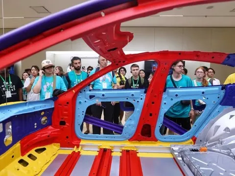 Nhà máy xe điện Xiaomi khiến cả Trung Quốc phát cuồng: 100.000 người tranh 200 suất tham quan