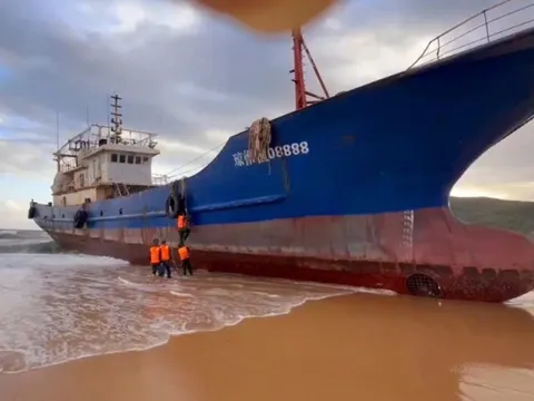 Kiểm tra tàu sắt có chữ Trung Quốc trôi dạt, mắc cạn ở biển Dung Quất