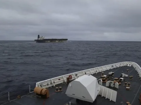 Mỹ bắt giữ tàu chở dầu mang cờ Nga sau ‘nhiều tuần truy đuổi’